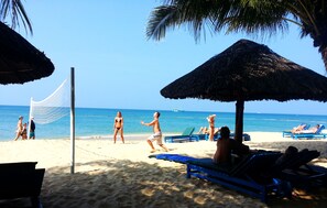Playa privada, tumbonas, sombrillas y toallas de playa