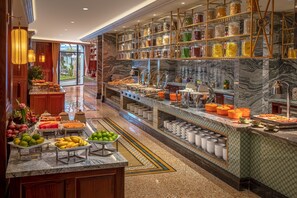 4 restaurants, breakfast, lunch, dinner served; seafood 