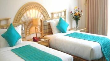 Hypo-allergenic bedding, minibar, in-room safe, desk