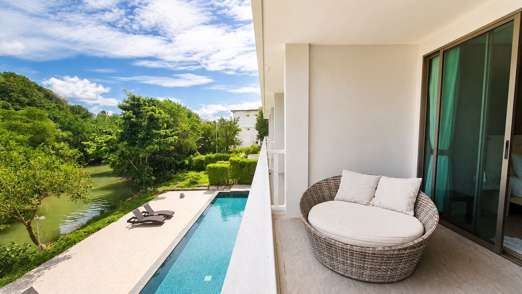 Deluxe Pool View Suites | Minibar, coffre-fort, décor unique, ameublement unique
