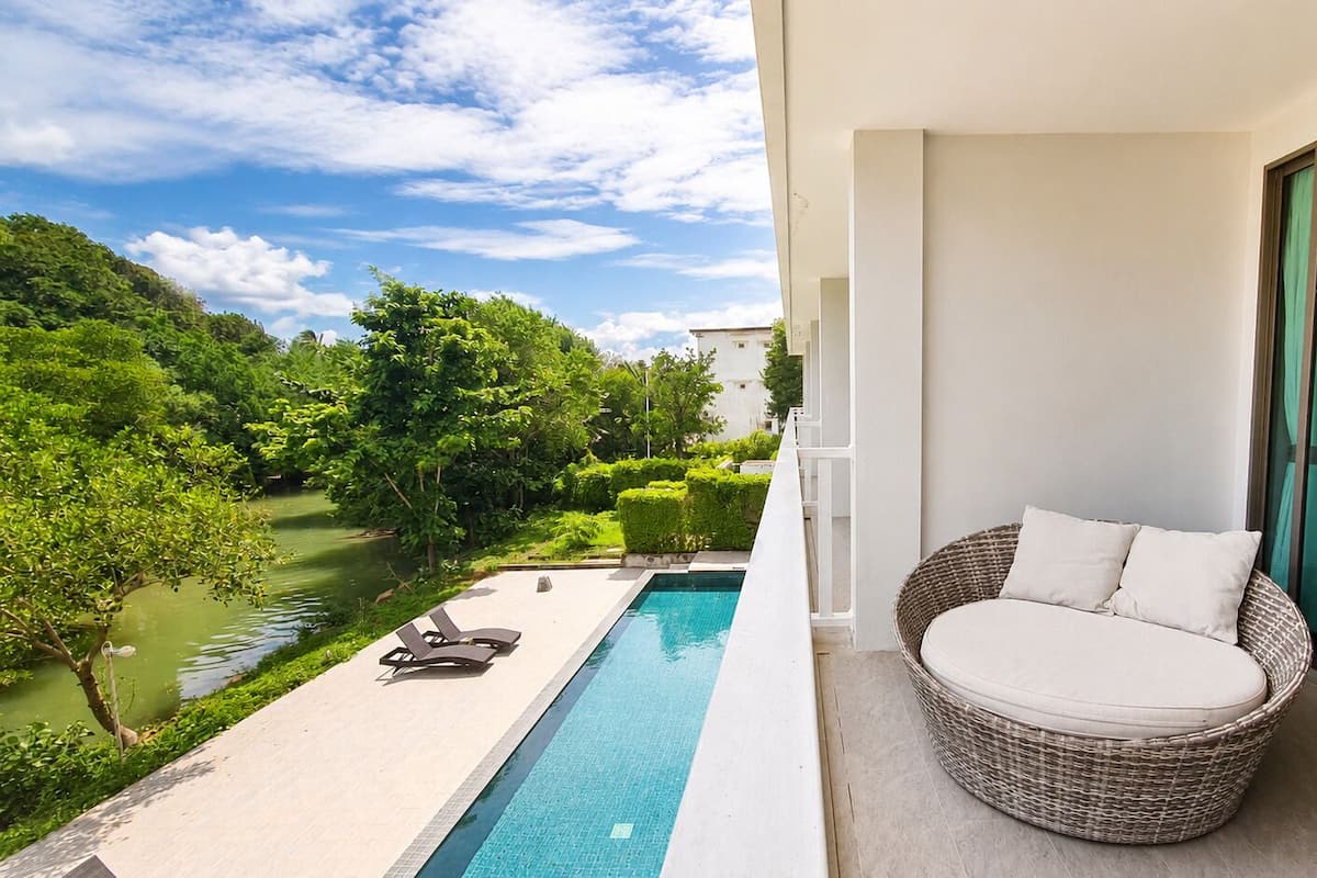 Deluxe Pool View Suites | 迷你吧 、客房内保险箱、遮光窗帘、免费 WiFi