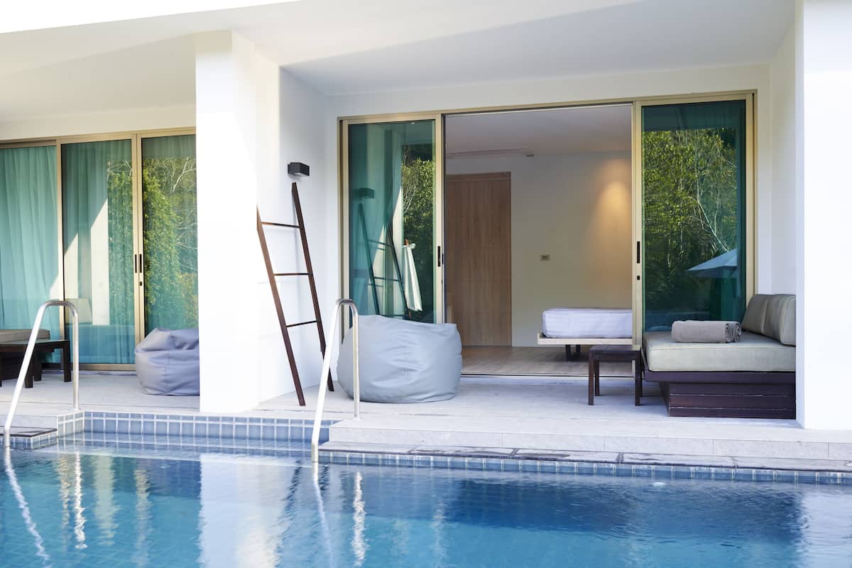Deluxe Poolside Access | 露台