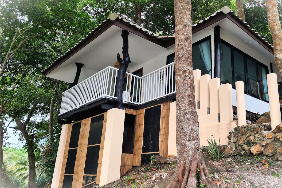 Villa Panoramique, 1 trÚs grand lit, vue partielle sur l'océan | 1 chambre, minibar, coffres-forts dans les chambres