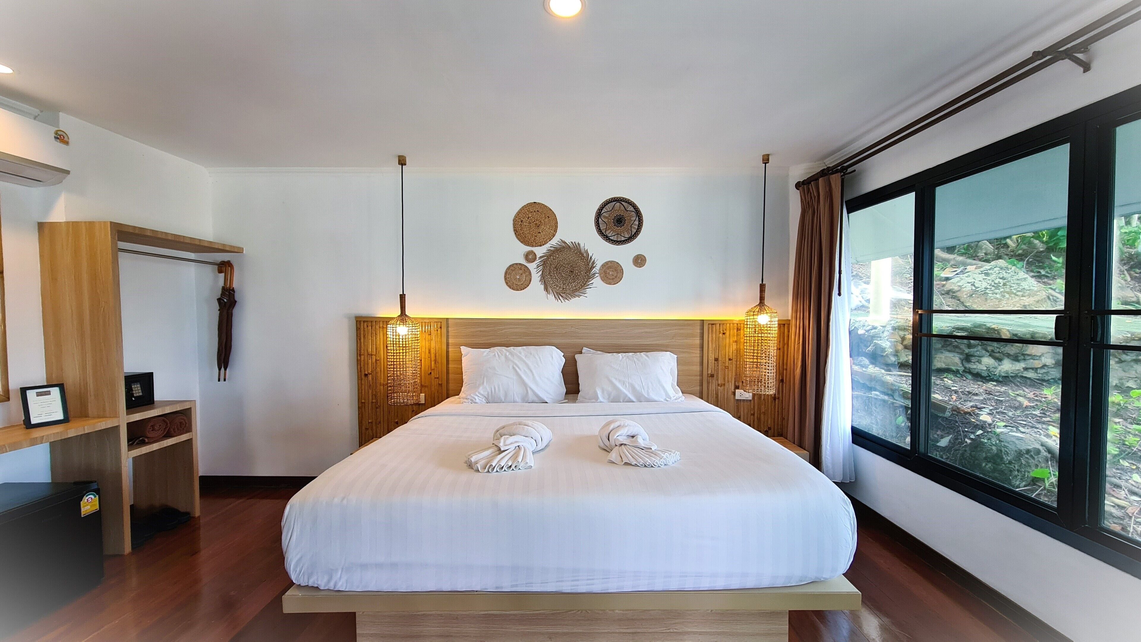 Minibar, in-room safe, individually decorated, individually furnished