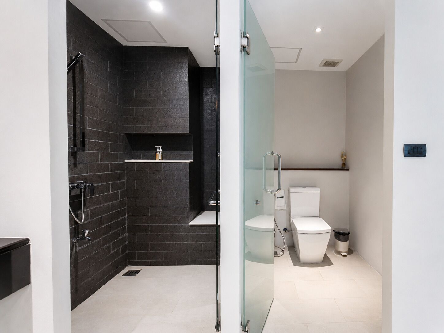 Ein modernes Badezimmer mit Dusche, Toilette und Waschbecken.
