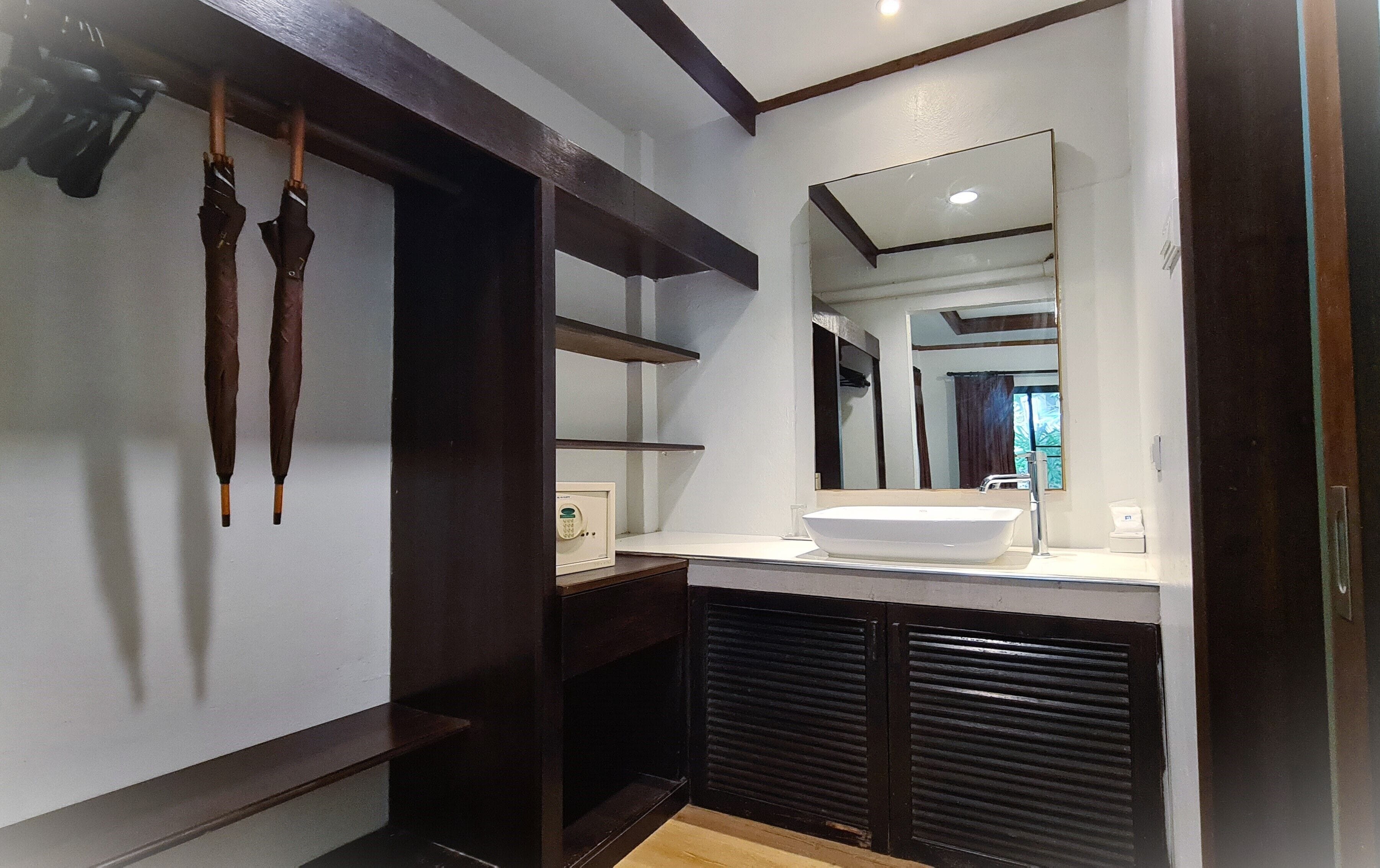 comfort villa, 1 king bed, garden view | 1 bedroom, minibar, in-room safe, individually decorated