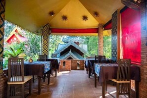 Outdoor dining - Phu Jaya Mini Resort (Mae Rim)