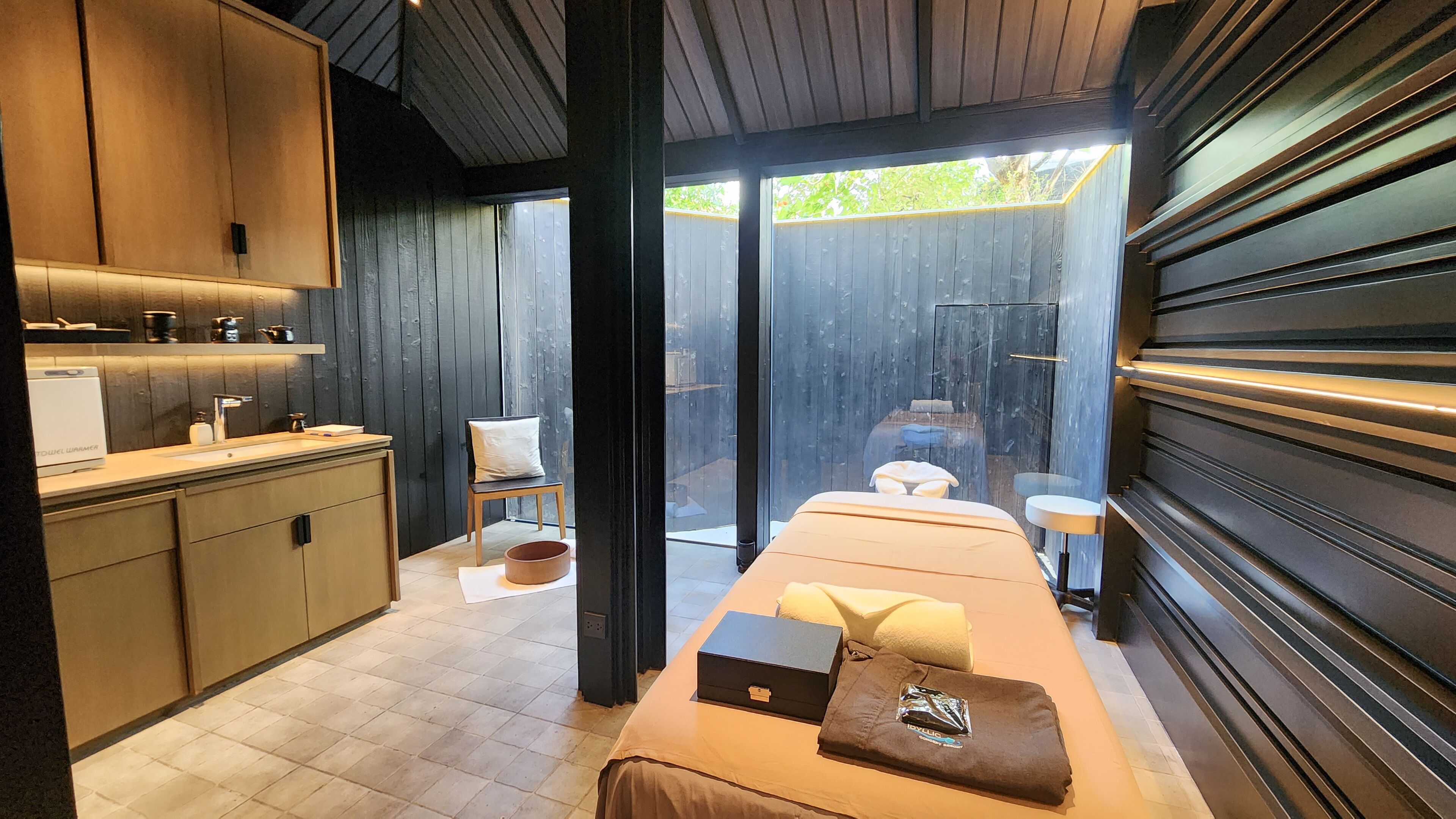 Ein modernes Badezimmer mit Dusche, Toilette und Waschbecken.