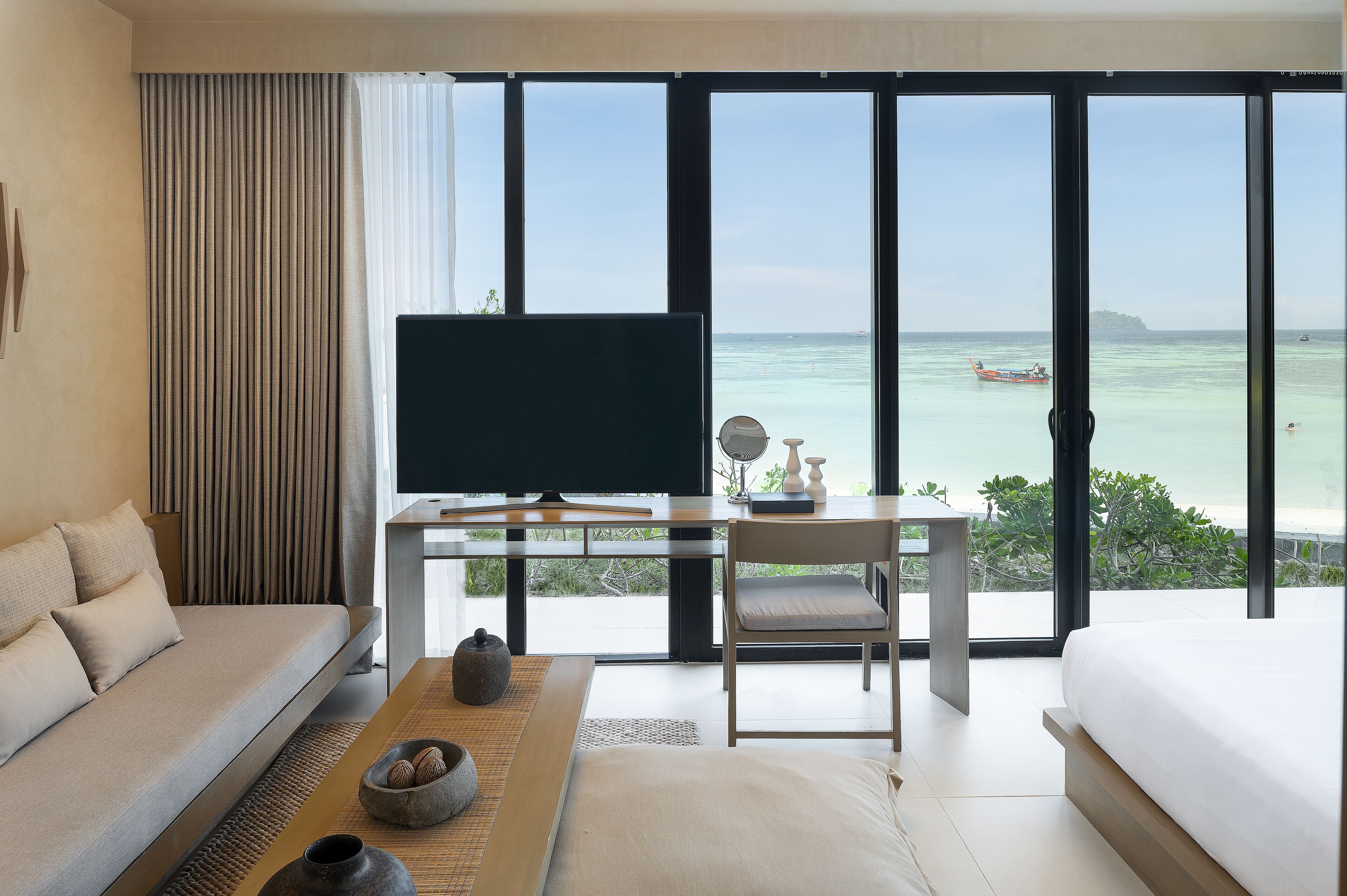 Premium Suite Beachfront with Bathtub (Ground Floor) | Minibaari, tallelokero huoneessa, yksilöllisesti sisustettu