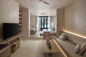 Grand Suite Seaview with Jacuzzi | 미니바, 객실 내 금고, 각각 다른 스타일의 인테리어, 각각 다르게 가구 비치