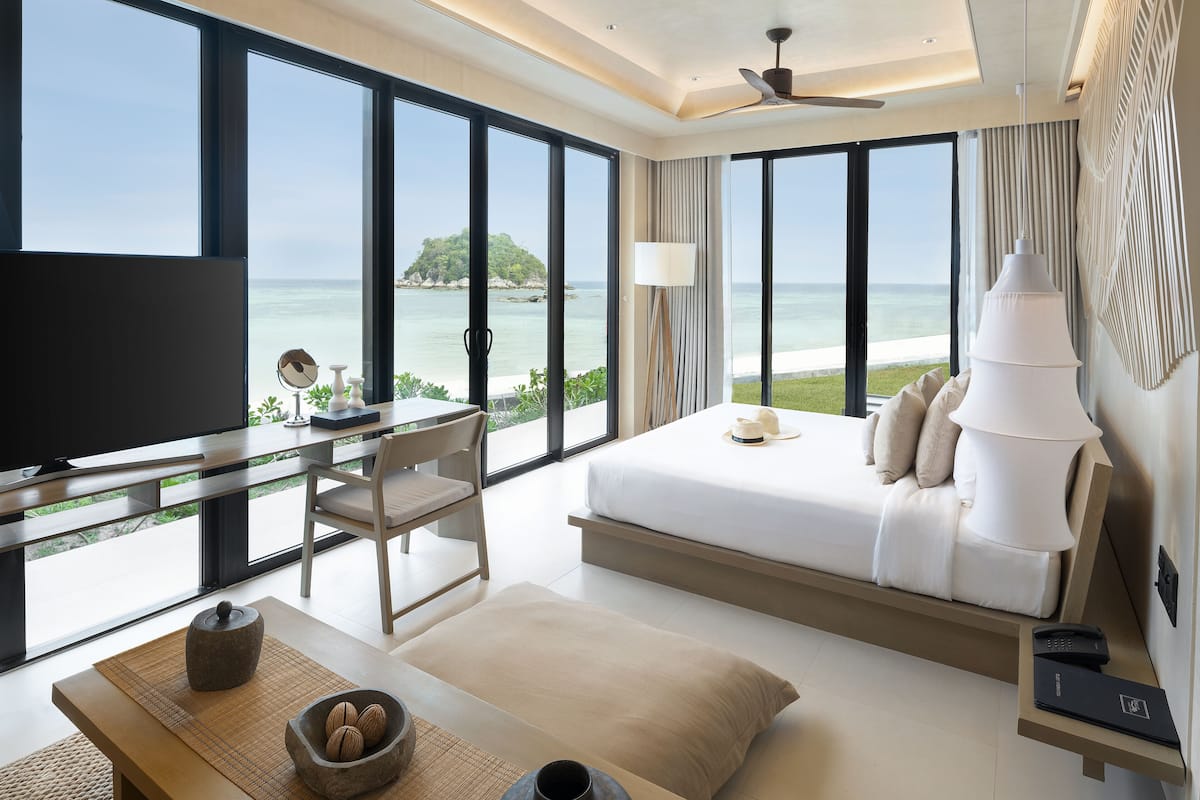 Premium Suite Beachfront with Bathtub (Ground Floor) | 미니바, 객실 내 금고, 책상, 무료 WiFi
