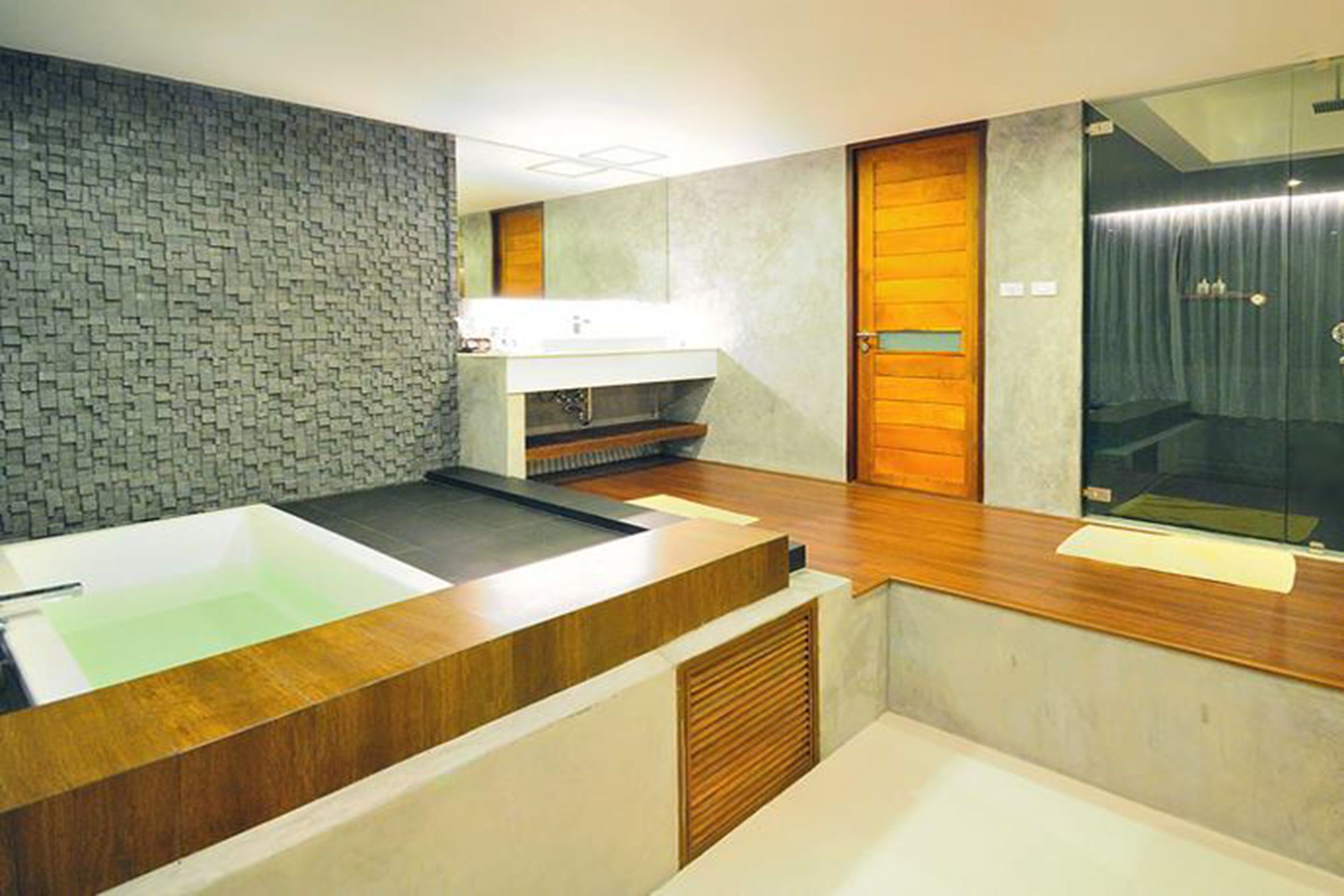 luxury suite (i luxury) | bathroom | shower, free toiletries, hair dryer, bathrobes