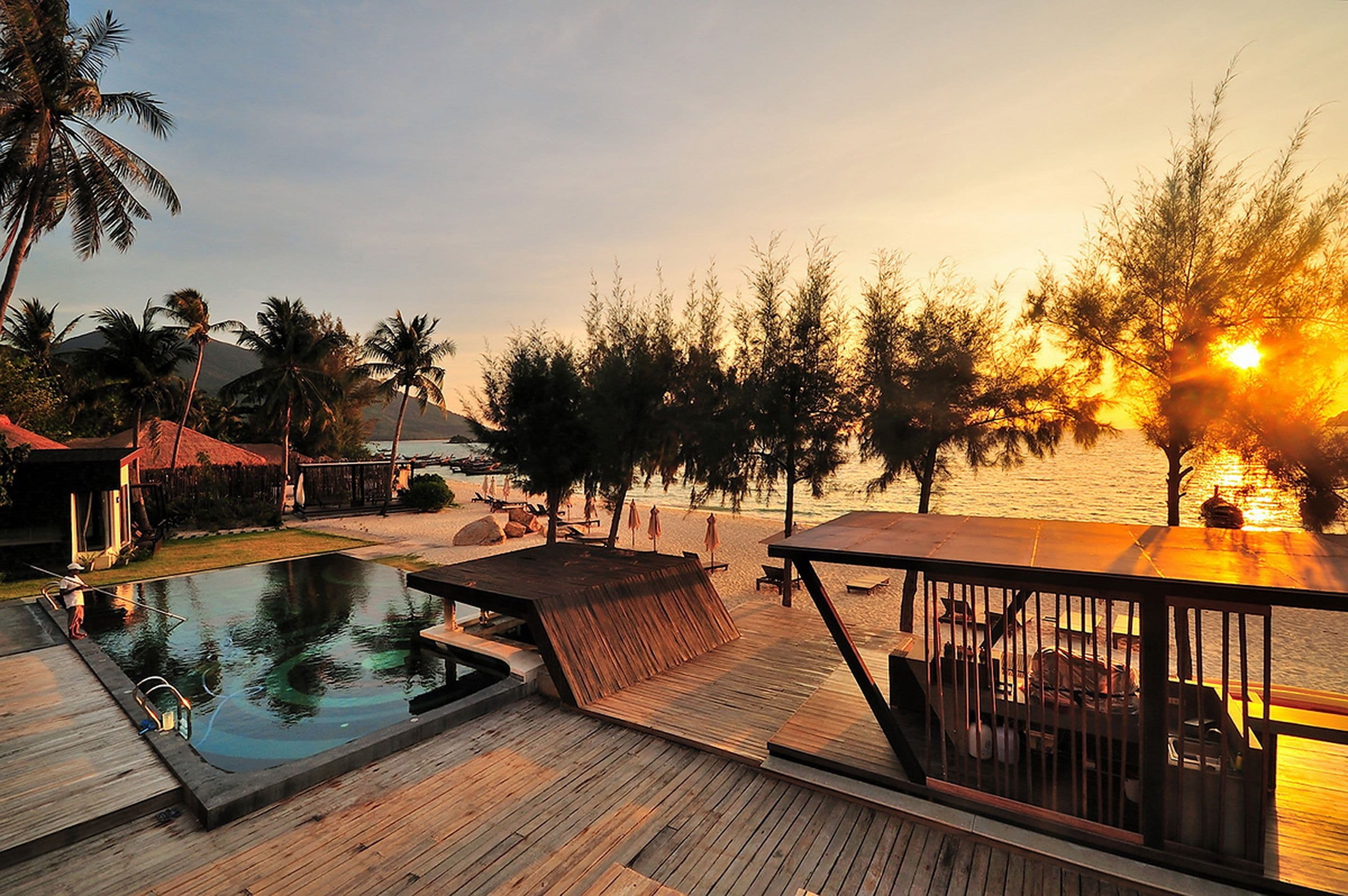 2 ulkouima-allasta, aurinkotuoleja