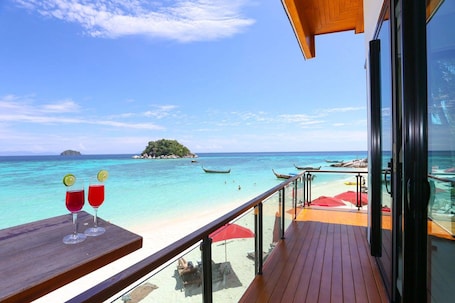 I - Beachfront | 1 quarto, frigobar, cofres nos quartos, individualmente decorados