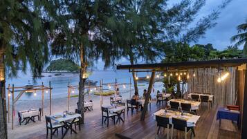 Ontbijt, serveert lunch, diner, Thaise gerechten, stranduitzicht