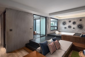 i-Luxury | Minibar, in-room safe, individually decorated, individually furnished