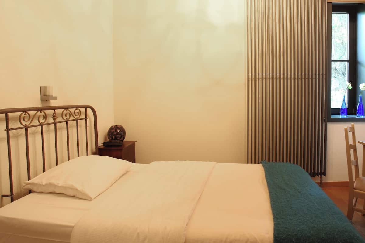 Single Room | Desk, iron/ironing board (on request), WiFi (free), bed sheets