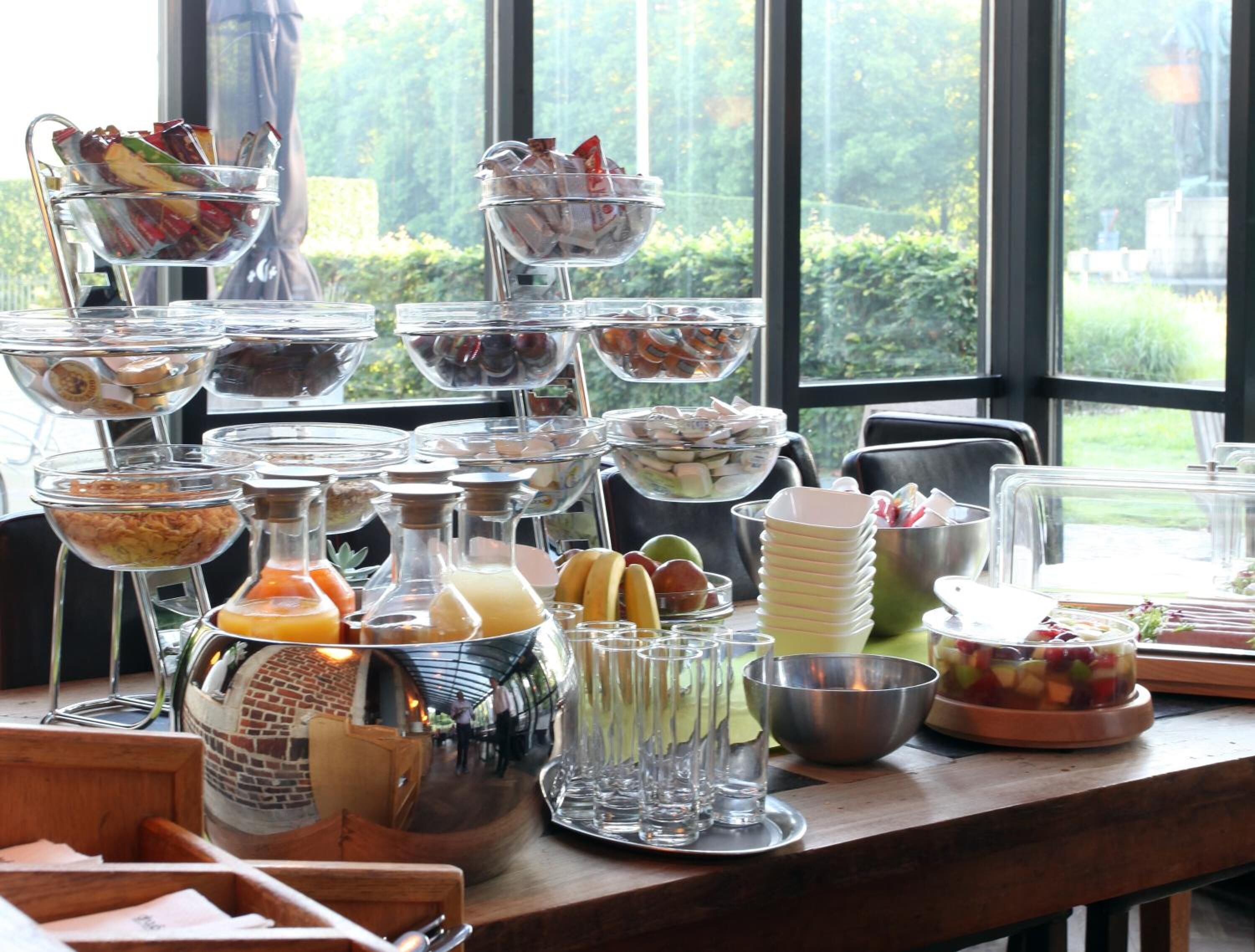 lunch and dinner served