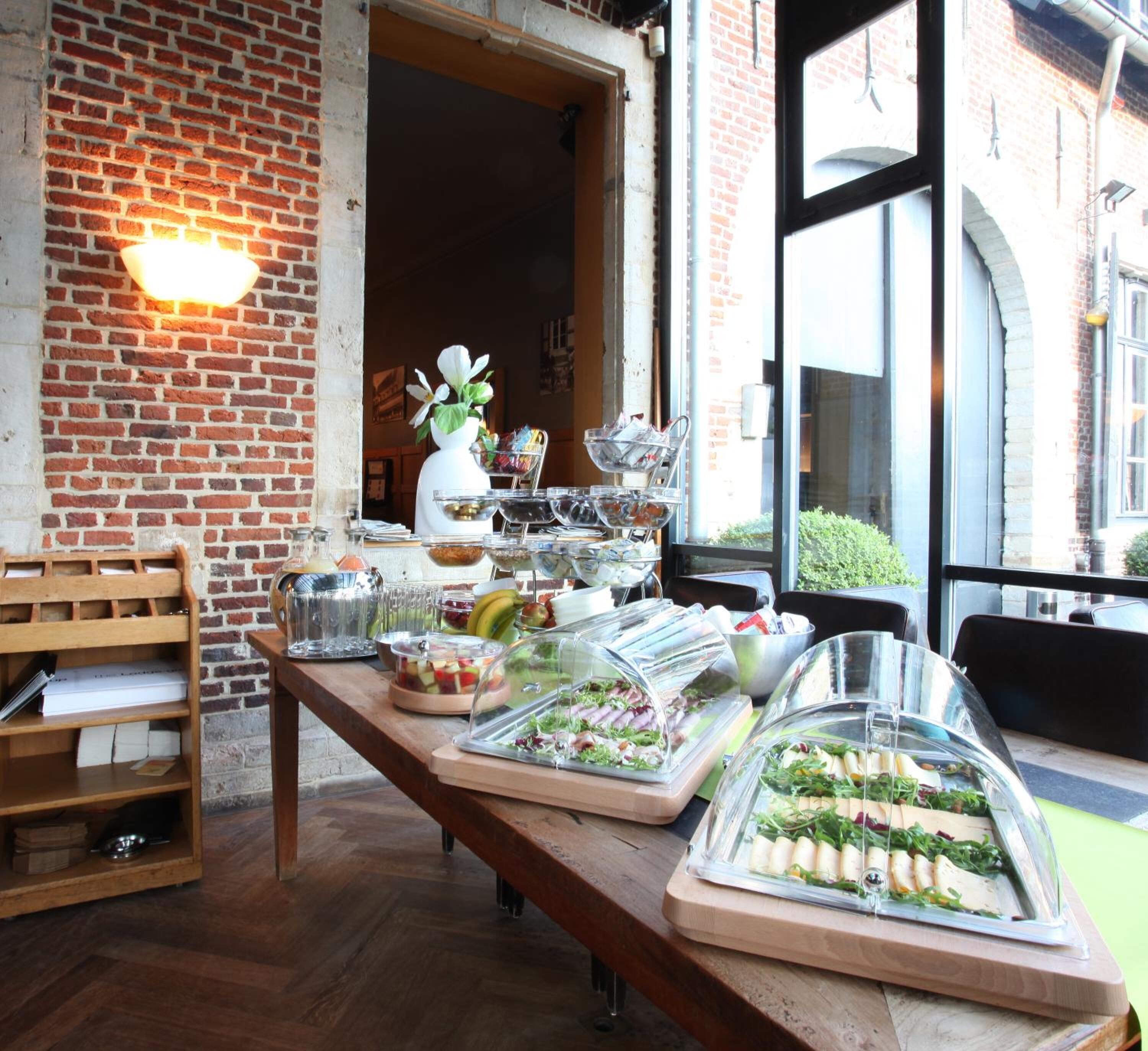 lunch and dinner served