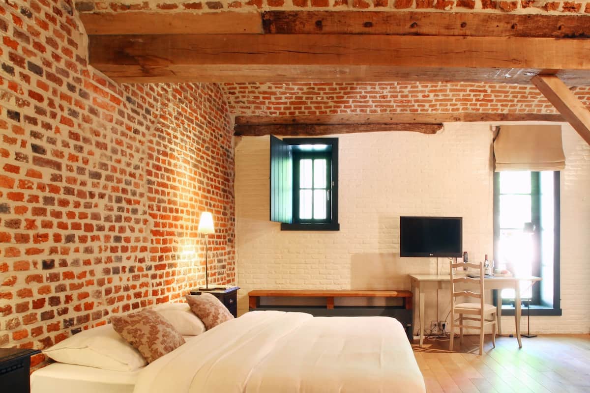 suite | 1 bedroom, desk, iron/ironing board, free wifi