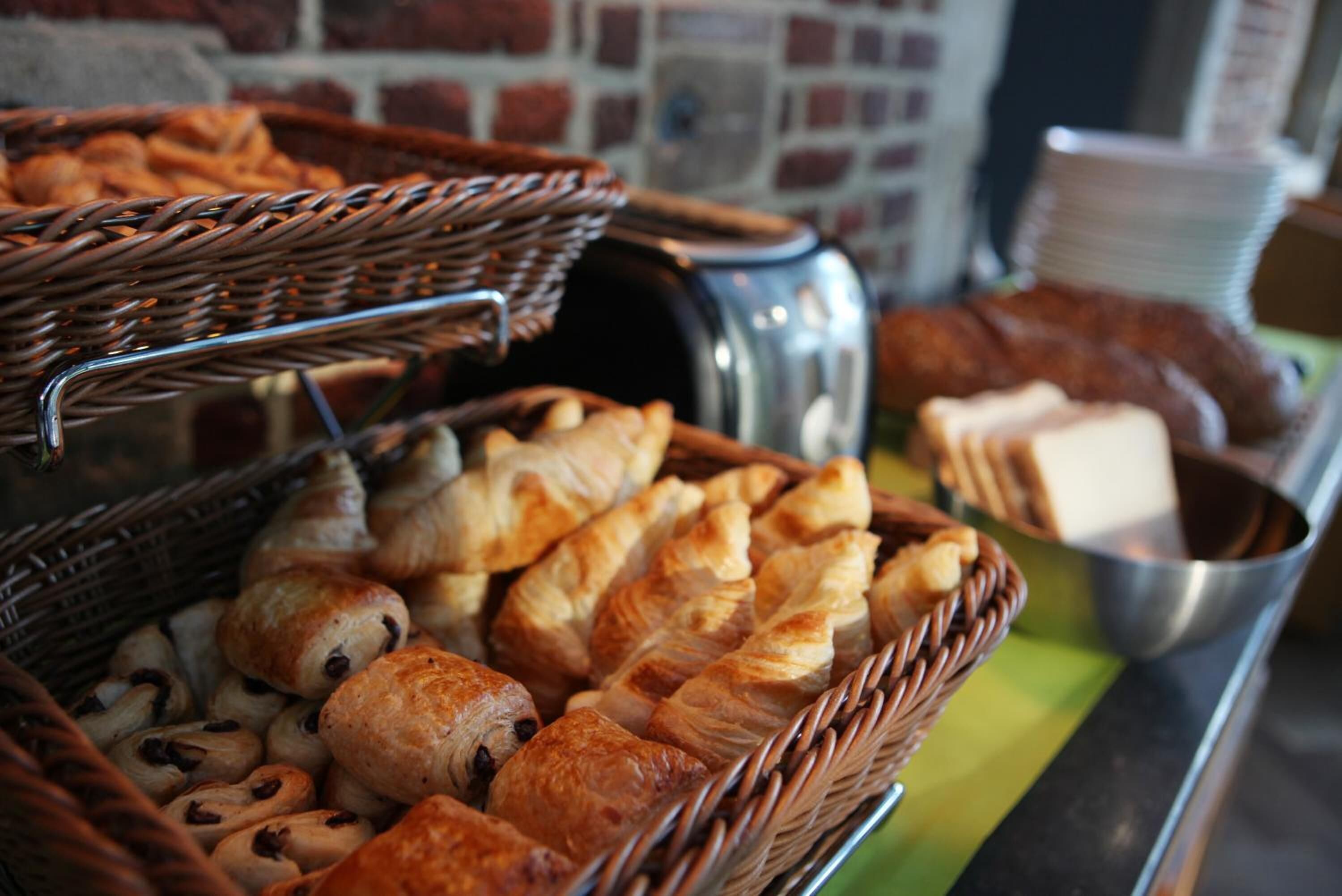 lunch and dinner served