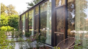 A modern building with large glass windows and a concrete pathway. - Hotel The Lodge Heverlee (Leuven)
