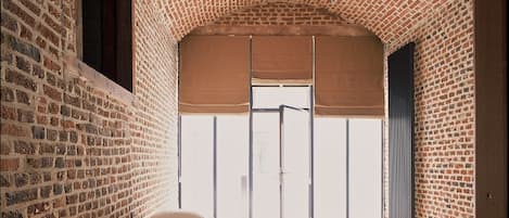 Escritorio, tabla de planchar con plancha, wifi gratis y ropa de cama