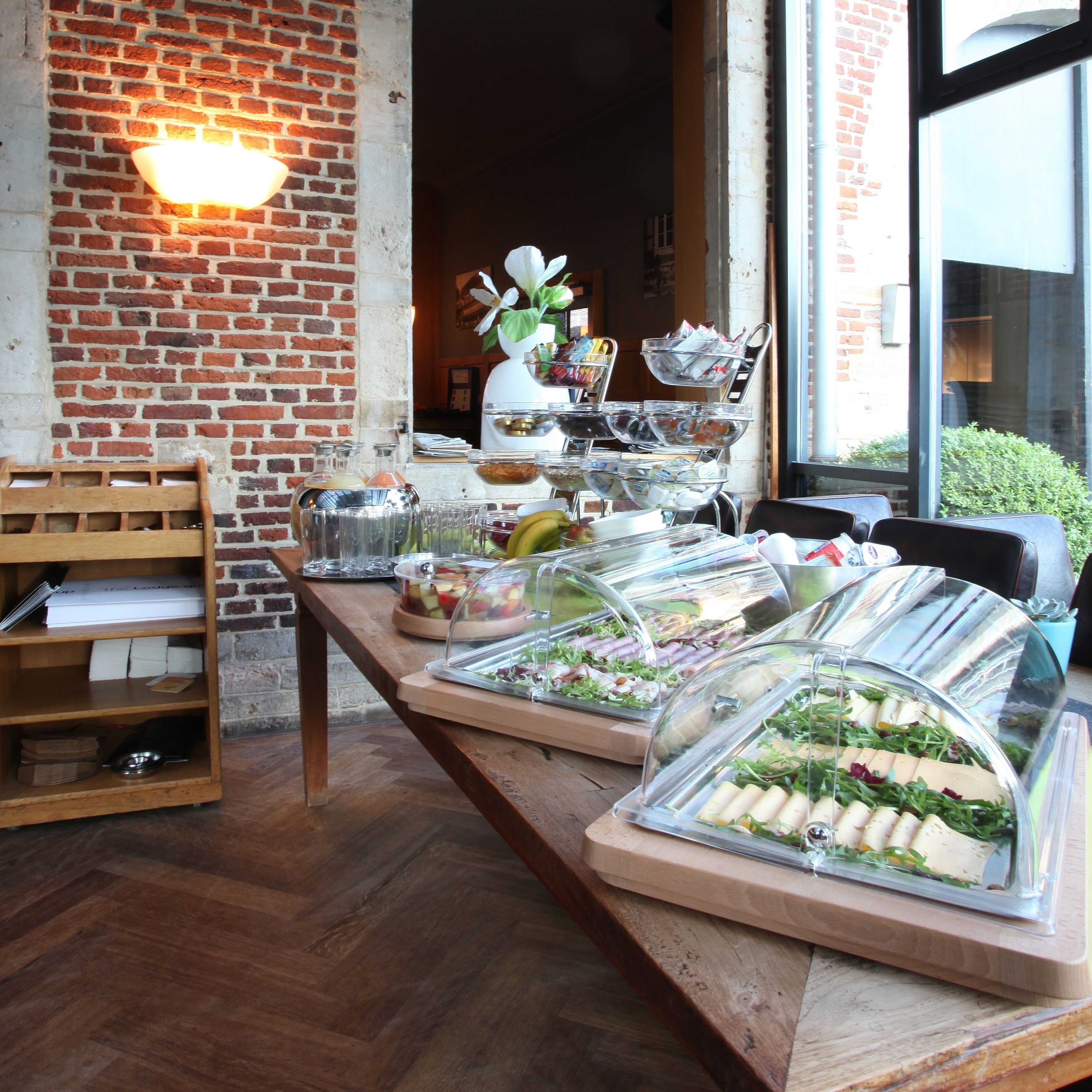 free buffet breakfast