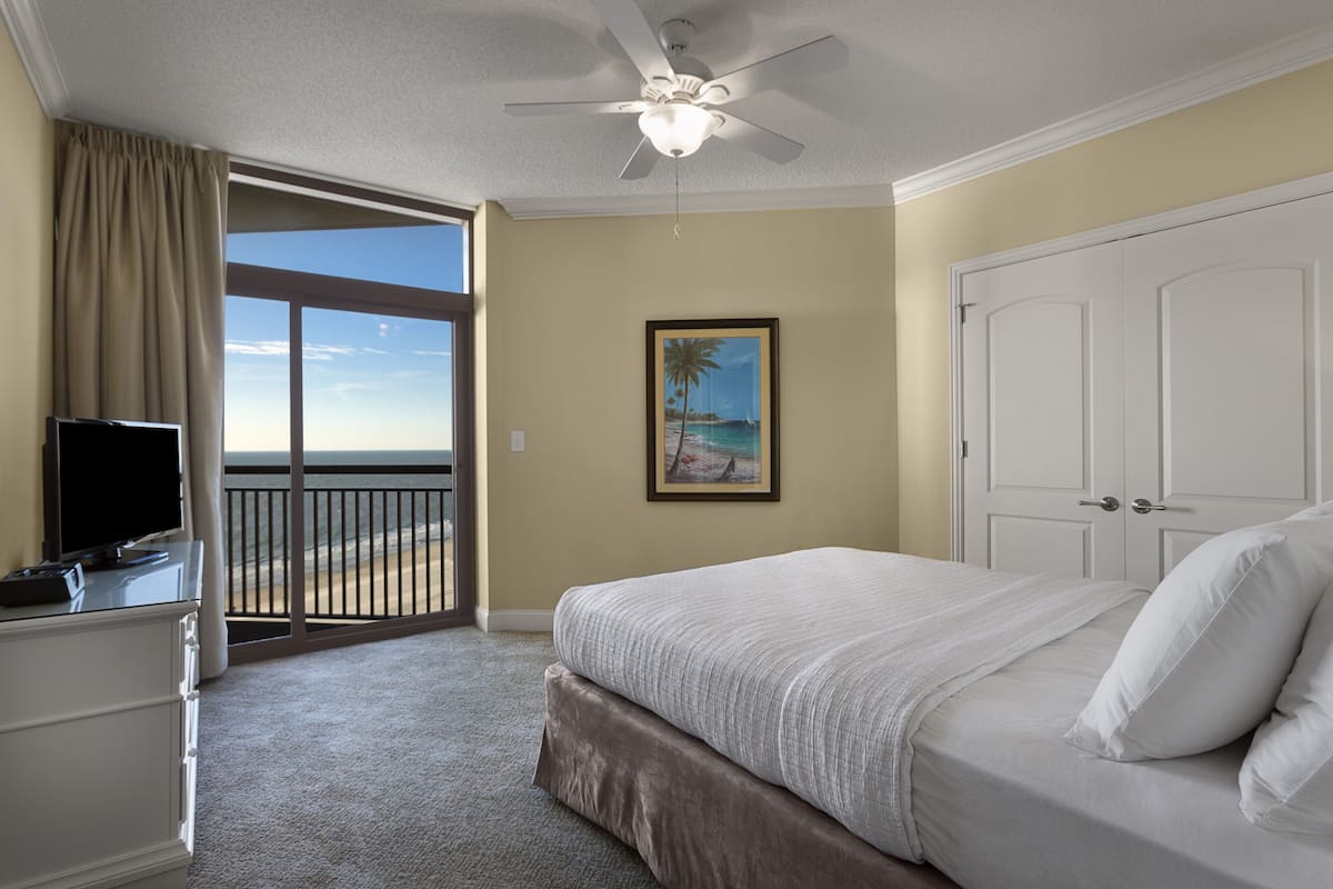 Luksusleilighet | Safe på rommet, blendingsgardiner og strykejern/-brett