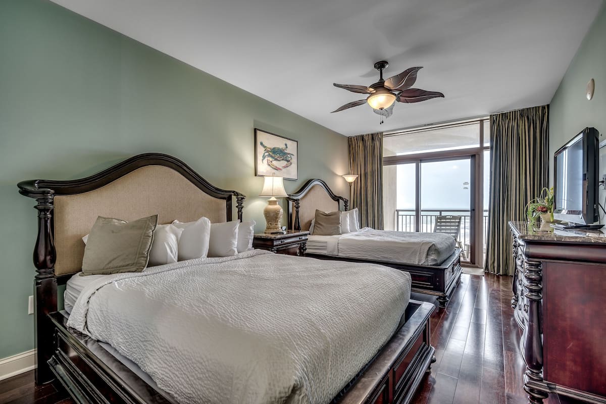 1102 Savannah OF 4BR Luxury Condo | Safe på rommet, blendingsgardiner og strykejern/-brett