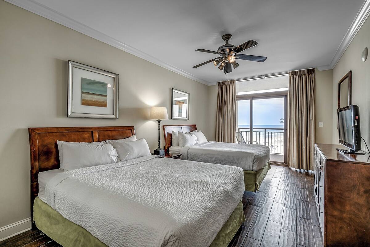 1402 Savannah Oceanfront Four Bedroom Luxury Condo | Safe på rommet, blendingsgardiner og strykejern/-brett