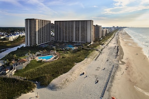 Na praia, areia branca, serviço de traslado de/para a praia grátis 