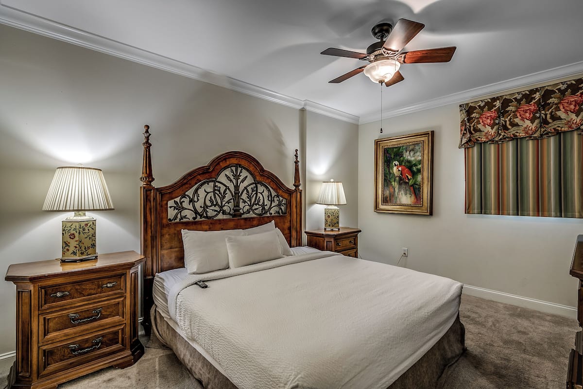 1202 Savannah Oceanfront Four Bedroom Luxury Condo | Safe på rommet, blendingsgardiner og strykejern/-brett
