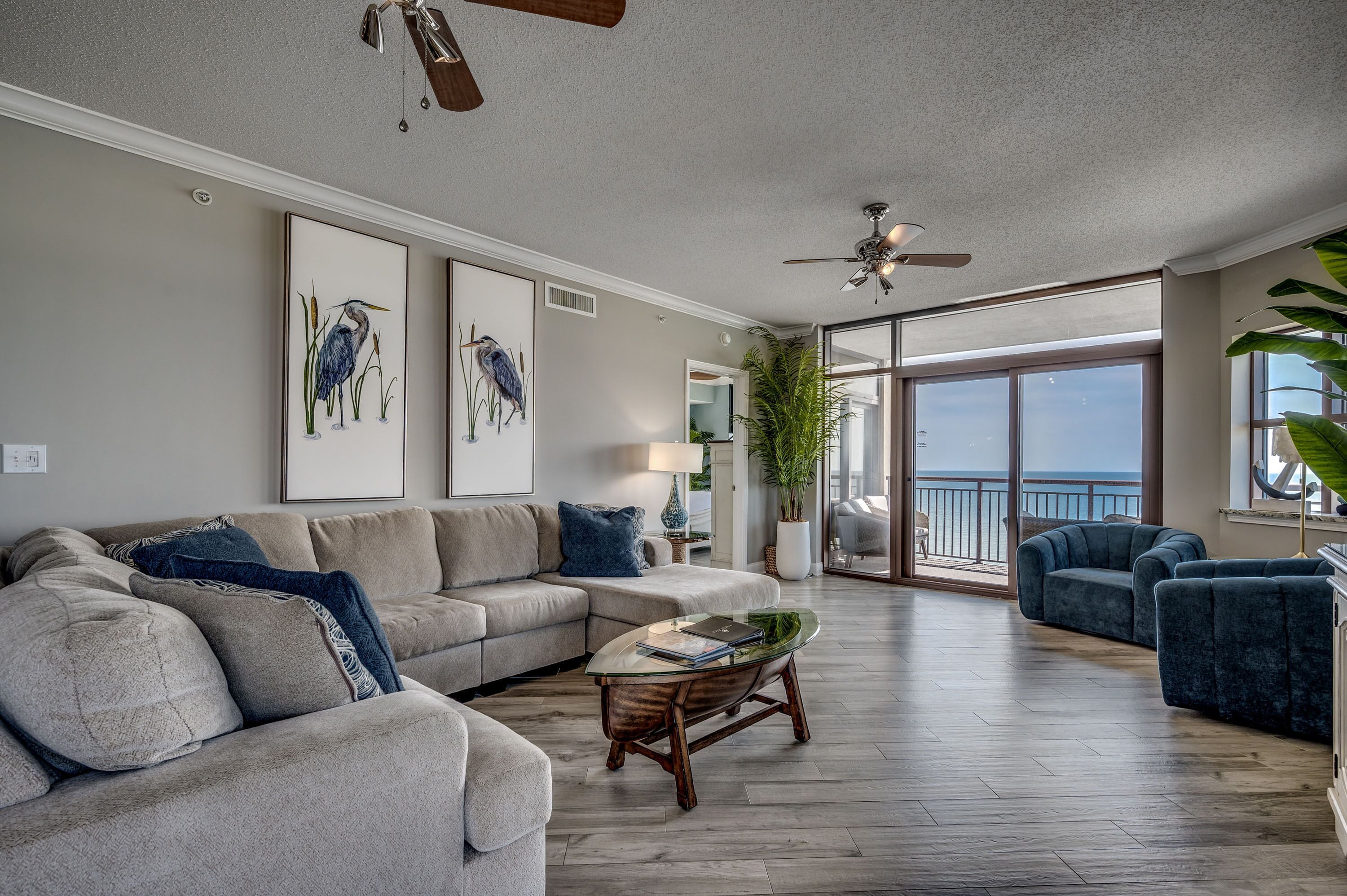 Luxe appartement | Woonruimte | Een 48-inch flatscreentelevisie met kabelzenders en een televisie