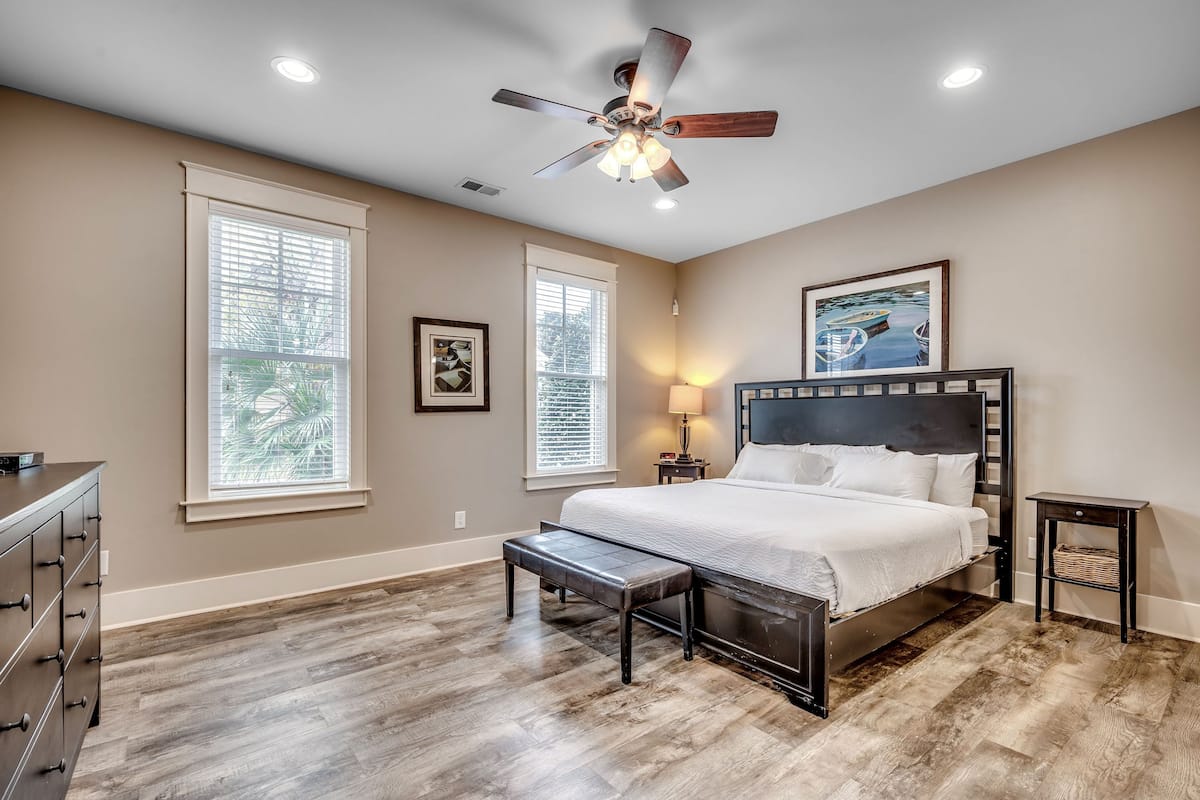 Hus, 3 soverom (Waccamaw Three Bedroom House) | Safe på rommet, blendingsgardiner og strykejern/-brett