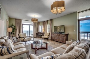 1219 Palmetto Oceanfront Four Bedroom Luxury Condo | Oppholdsområde | En 48-tommers Flatskjerm-TV med kabel-kanaler samt TV