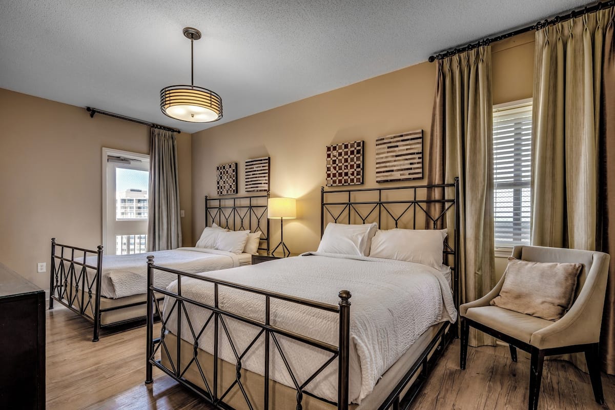 1219 Palmetto Oceanfront Four Bedroom Luxury Condo | Safe på rommet, blendingsgardiner og strykejern/-brett