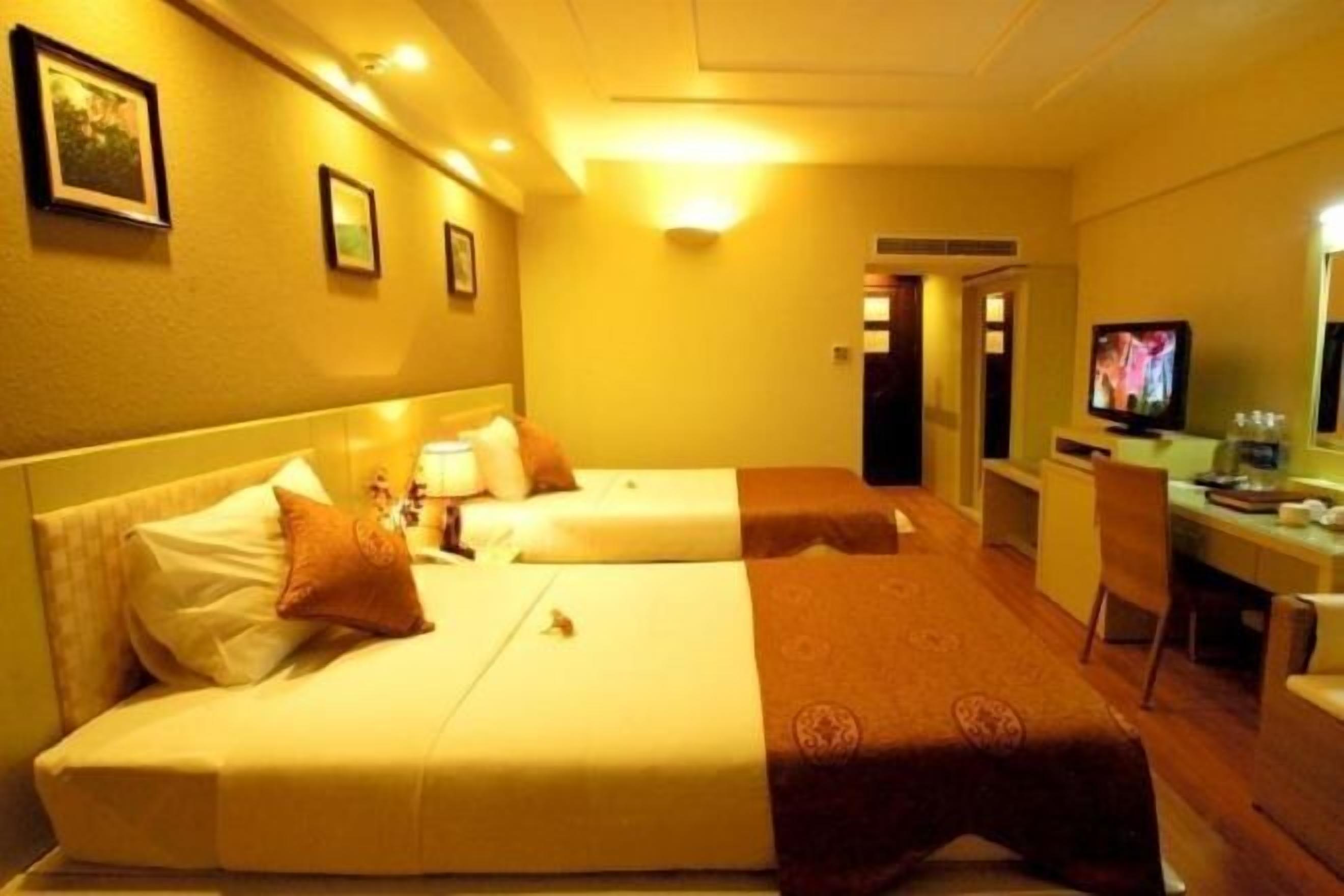 Minibar, coffres-forts dans les chambres, bureau, rideaux occultants