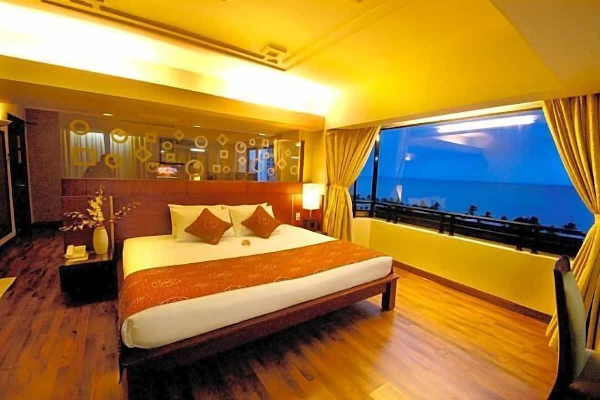 Minibar, in-room safe, desk, blackout curtains