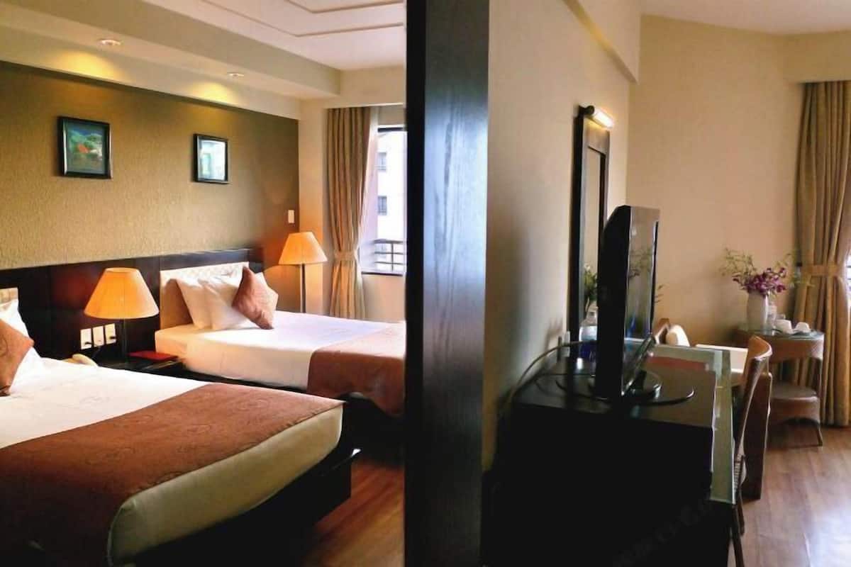 Minibar, värdeförvaringsskåp på rummet och skrivbord