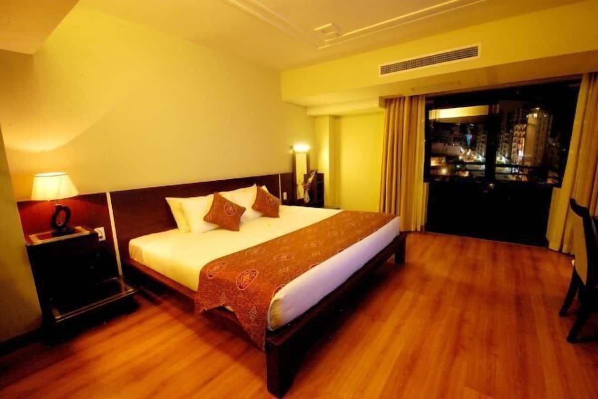 Minibar, in-room safe, desk, blackout curtains