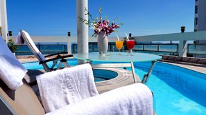 Outdoor pool, pool umbrellas, sun loungers - Asia Paradise Hotel (Nha Trang)