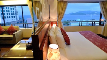 Suite, vistas al mar | Minibar, caja fuerte, escritorio y cortinas opacas