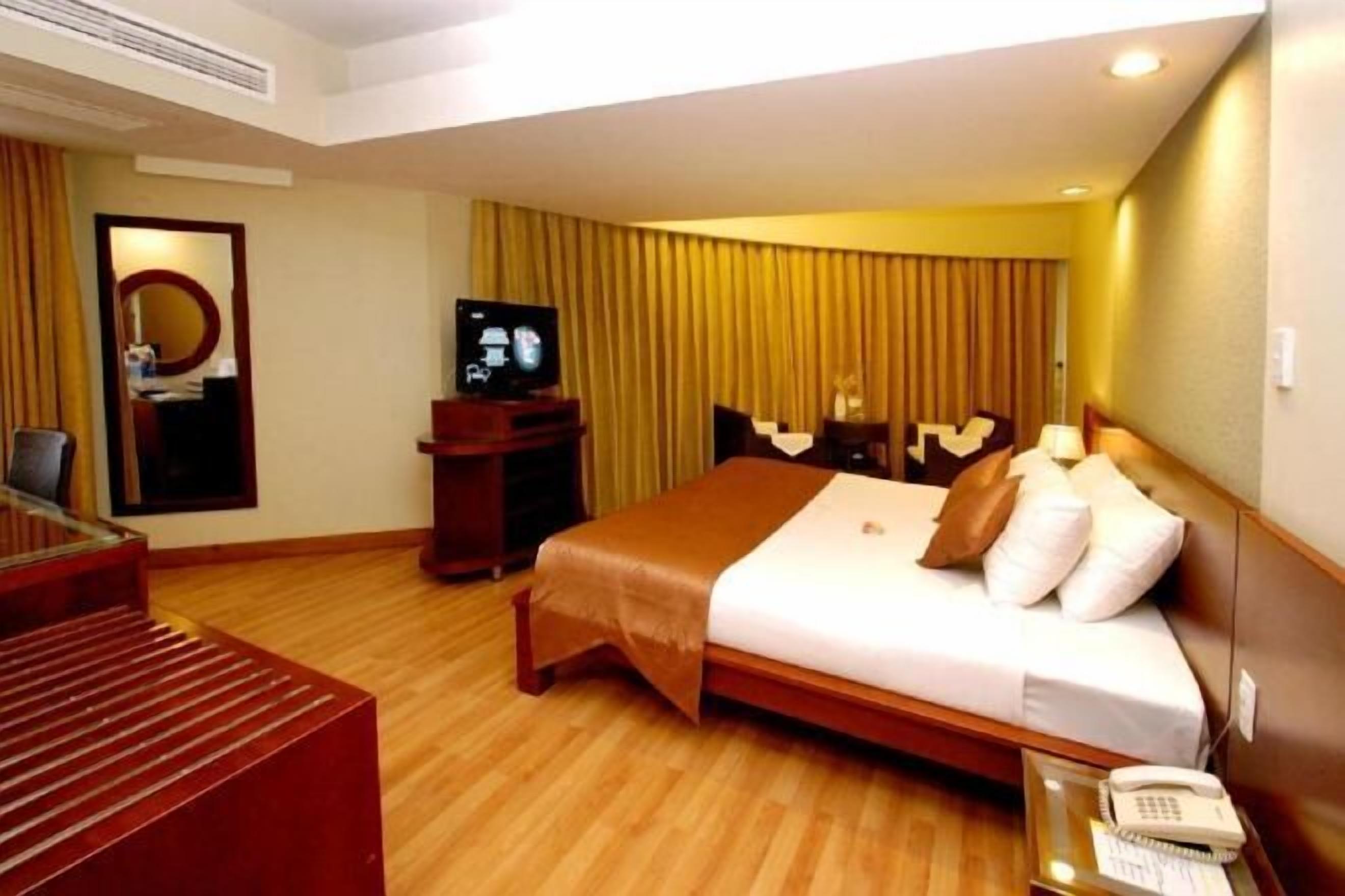 Minibar, coffres-forts dans les chambres, bureau, rideaux occultants