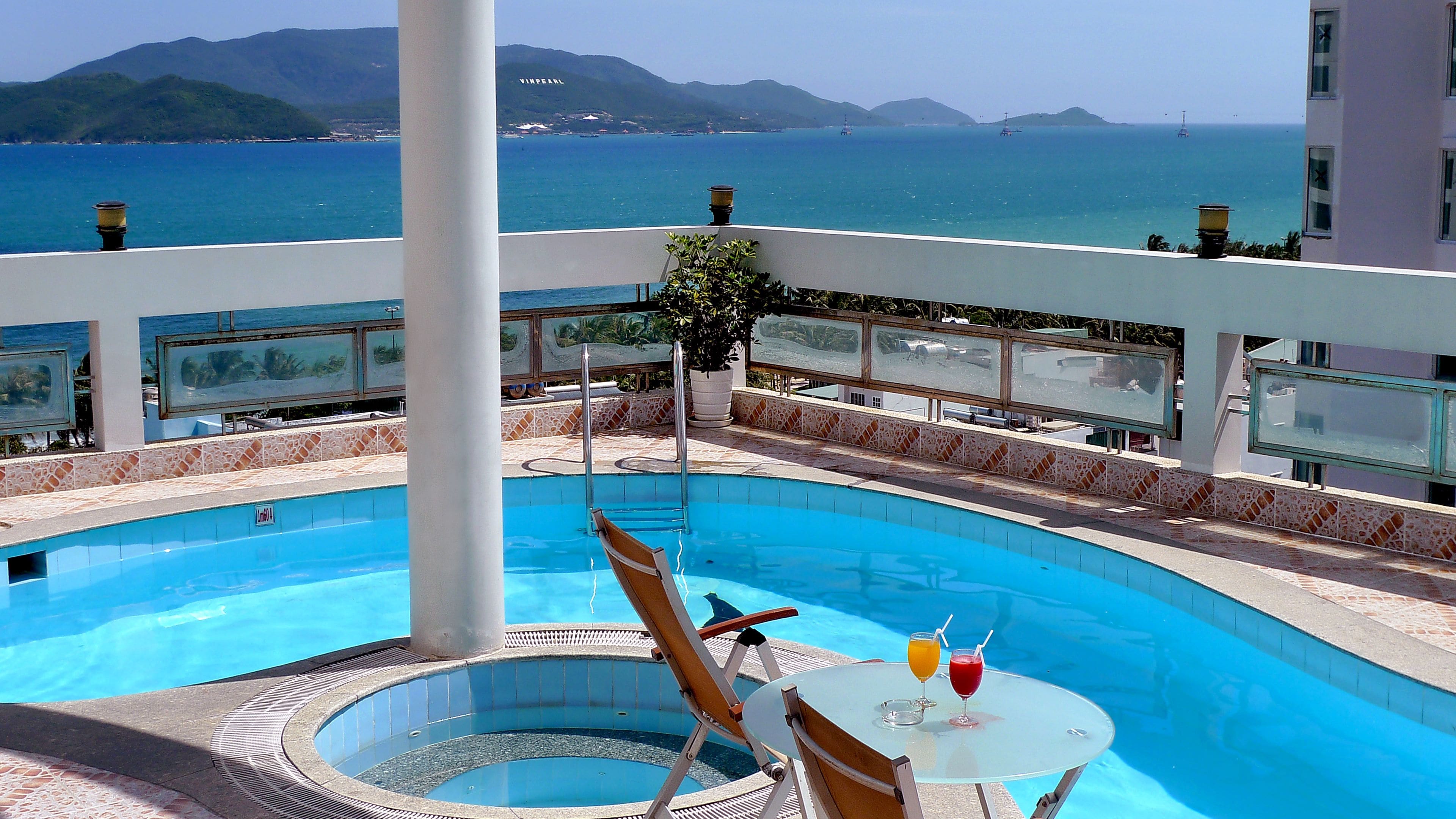 Udendørs pool, parasoller, liggestole