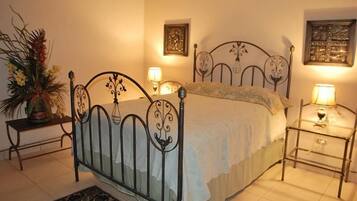 Standard Room, 1 Queen Bed | Premium bedding, in-room safe, individually decorated