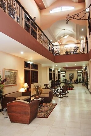 Lobby sitting area - Internacional Managua (Managua)