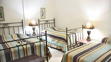 Habitación triple | Ropa de cama de alta calidad, caja fuerte, decoración individual