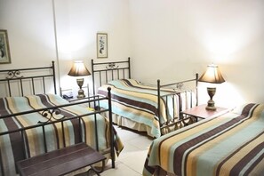 Kamar Triple | Seprai premium, brankas, dan didekorasi berbeda-beda