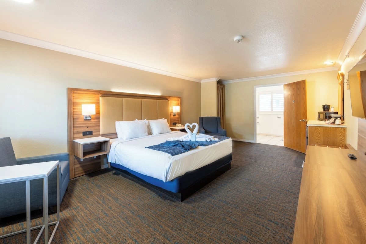 客房, 1 張特大雙人床, 無障礙 | 書桌、熨斗/熨衫板、免費 Wi-Fi、床單